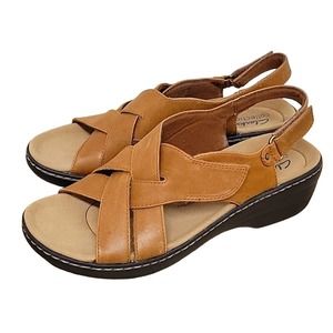 Clarks Collection Women's Merliah Echo Tan with Brown Soles Size 9.5M